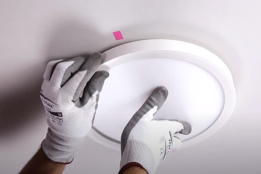 Cách thay bóng đèn tròn ốp trần nổi